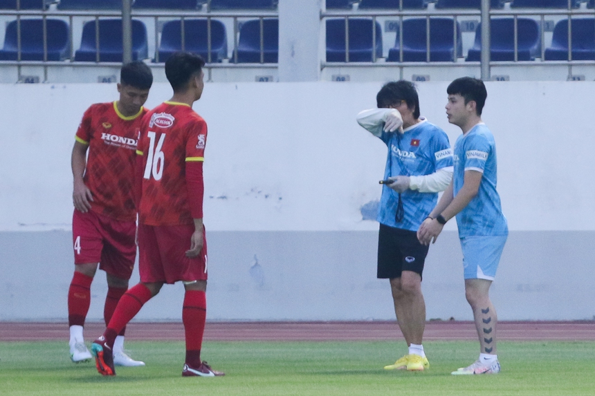 Thành Chung, Tiến Dũng tập riêng, Văn Khang cười ngượng trước đàn anh trong buổi tập - Ảnh 2. Thành Chung, Tiến Dũng tập riêng, Văn Khang cười ngượng trước đàn anh trong buổi tập - Ảnh 2.