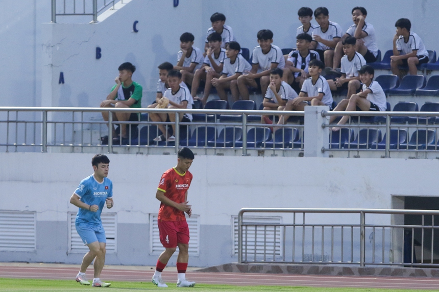 Thành Chung, Tiến Dũng tập riêng, Văn Khang cười ngượng trước đàn anh trong buổi tập - Ảnh 3. Thành Chung, Tiến Dũng tập riêng, Văn Khang cười ngượng trước đàn anh trong buổi tập - Ảnh 3.