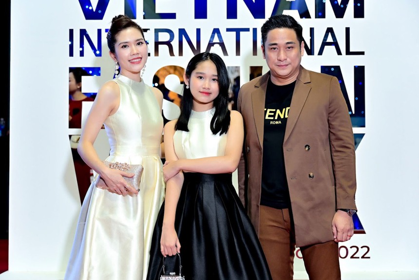 Vợ chồng Minh Tiệp sánh vai tại sự kiện đón Noel - Ảnh 8.