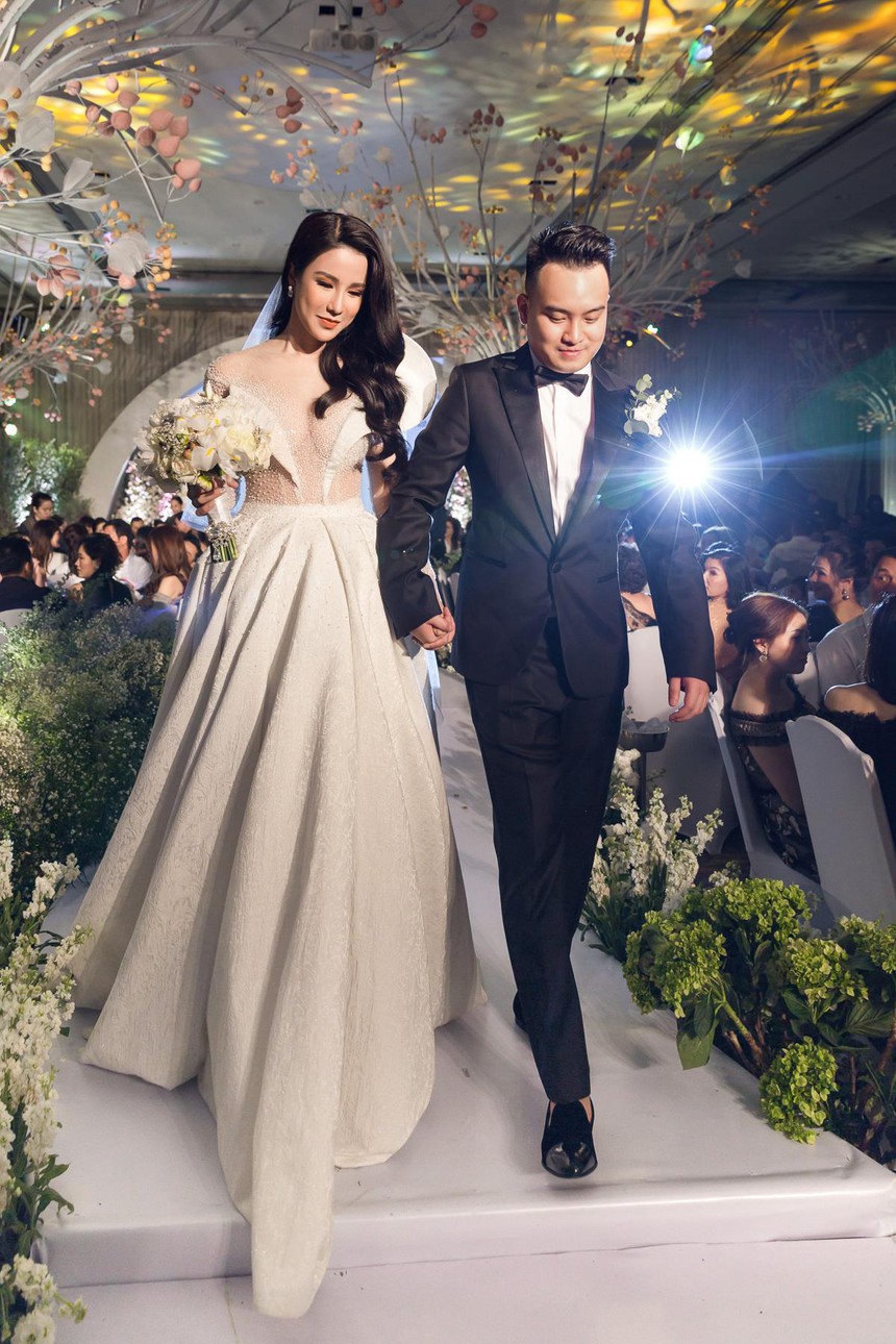 Hôn nhân của Diệp Lâm Anh: Vỡ oà khi được cầu hôn tại rạp phim đến giọt nước mắt ngày ra toà ly hôn - Ảnh 4. Hôn nhân của Diệp Lâm Anh: Vỡ oà khi được cầu hôn tại rạp phim đến giọt nước mắt ngày ra toà ly hôn - Ảnh 4.