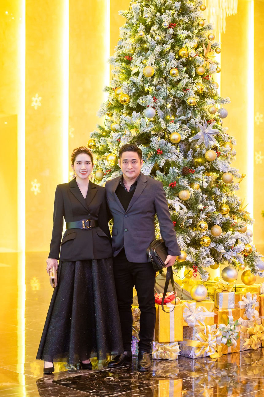 Vợ chồng Minh Tiệp sánh vai tại sự kiện đón Noel - Ảnh 1.