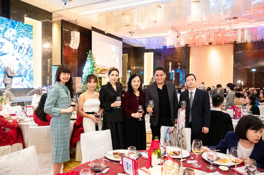 Vợ chồng Minh Tiệp sánh vai tại sự kiện đón Noel - Ảnh 3.