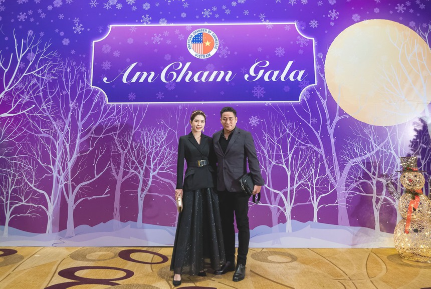 Vợ chồng Minh Tiệp sánh vai tại sự kiện đón Noel - Ảnh 7.