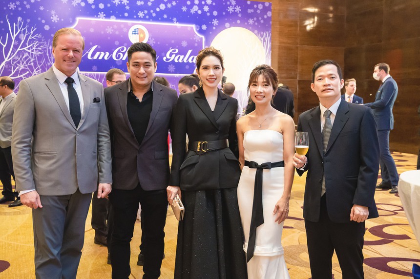 Vợ chồng Minh Tiệp sánh vai tại sự kiện đón Noel - Ảnh 4.