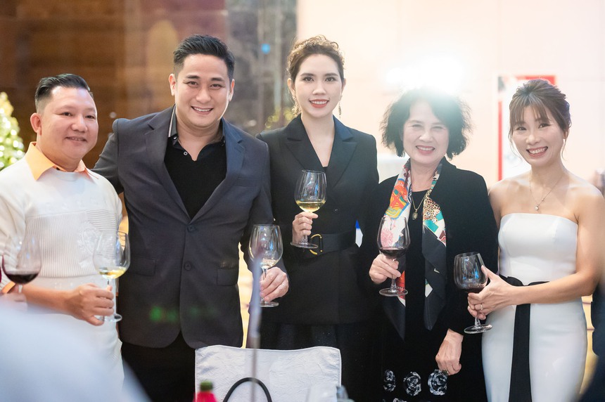 Vợ chồng Minh Tiệp sánh vai tại sự kiện đón Noel - Ảnh 5.