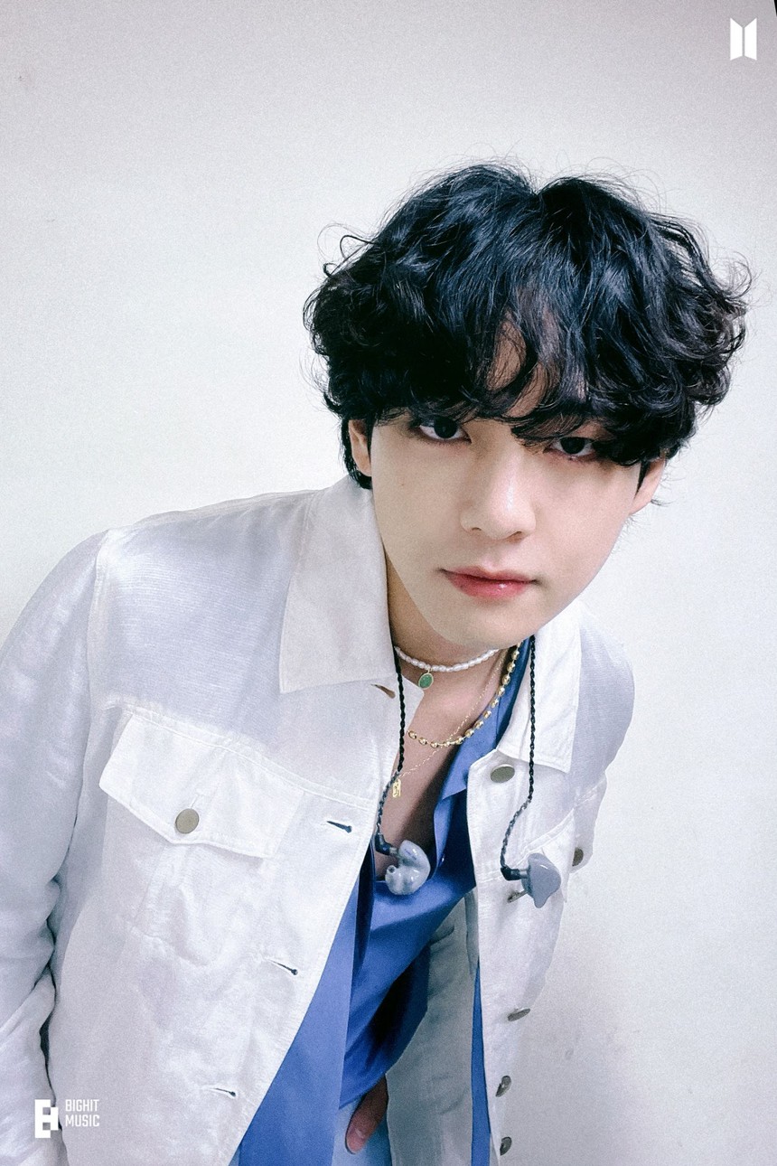 Big Hit tung ảnh cực phẩm mừng sinh nhật V BTS 27 tuổi - Ảnh 1.