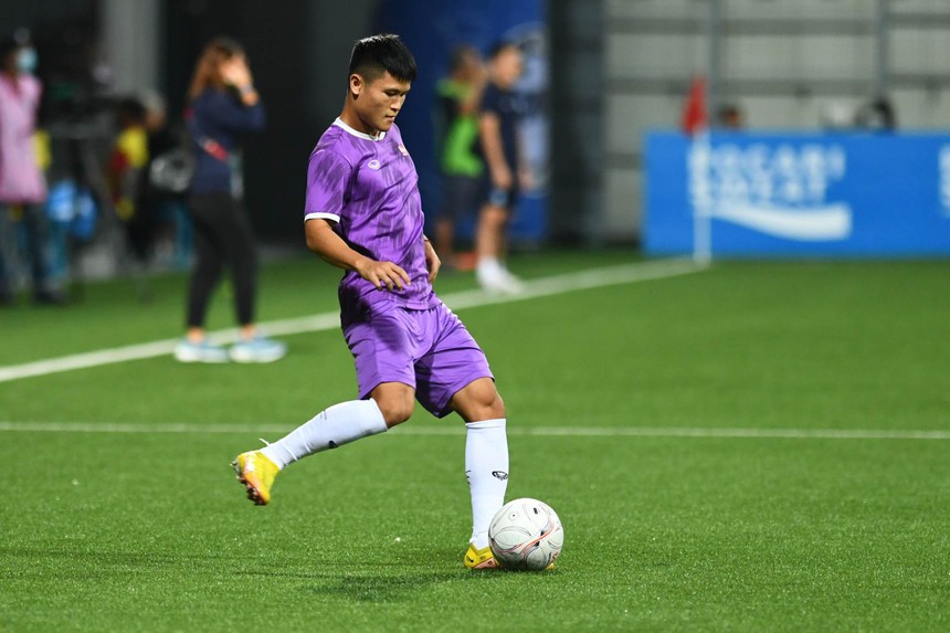 Nhận án treo giò, Văn Toàn lặng lẽ trên khán đài cổ vũ tuyển Việt Nam - Ảnh 9.