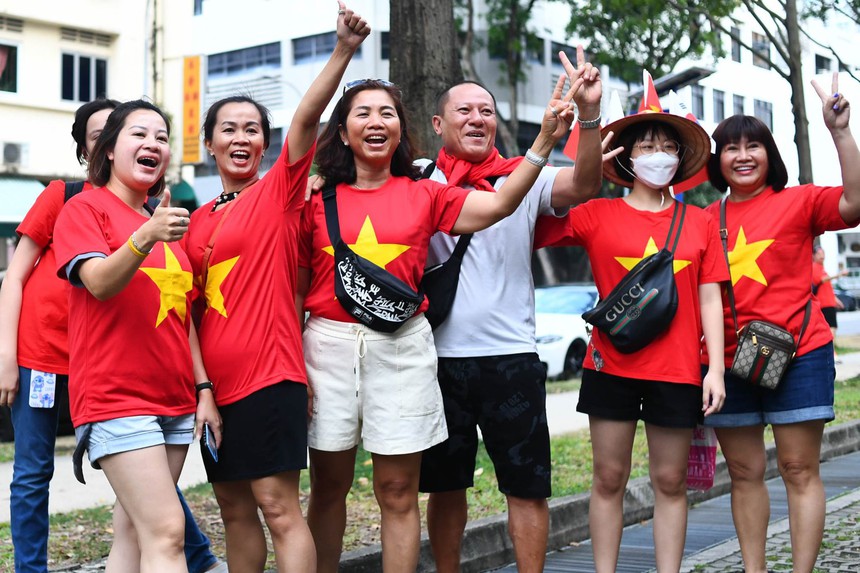 Nhận án treo giò, Văn Toàn lặng lẽ trên khán đài cổ vũ tuyển Việt Nam - Ảnh 5.