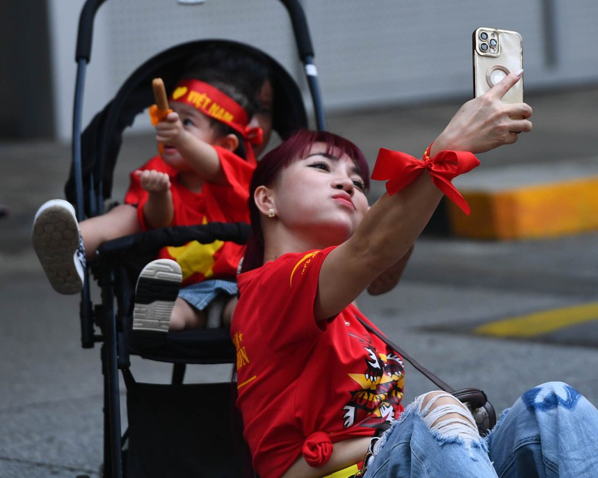 Nhận án treo giò, Văn Toàn lặng lẽ trên khán đài cổ vũ tuyển Việt Nam - Ảnh 7.