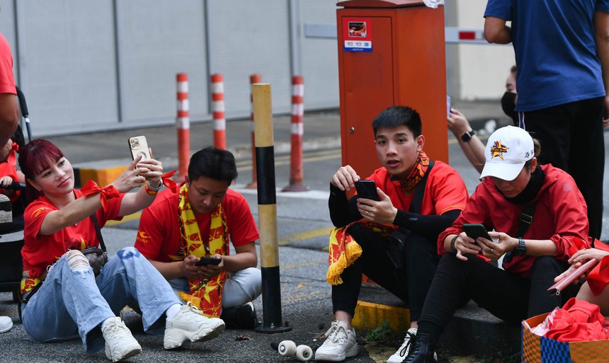 Nhận án treo giò, Văn Toàn lặng lẽ trên khán đài cổ vũ tuyển Việt Nam - Ảnh 6.