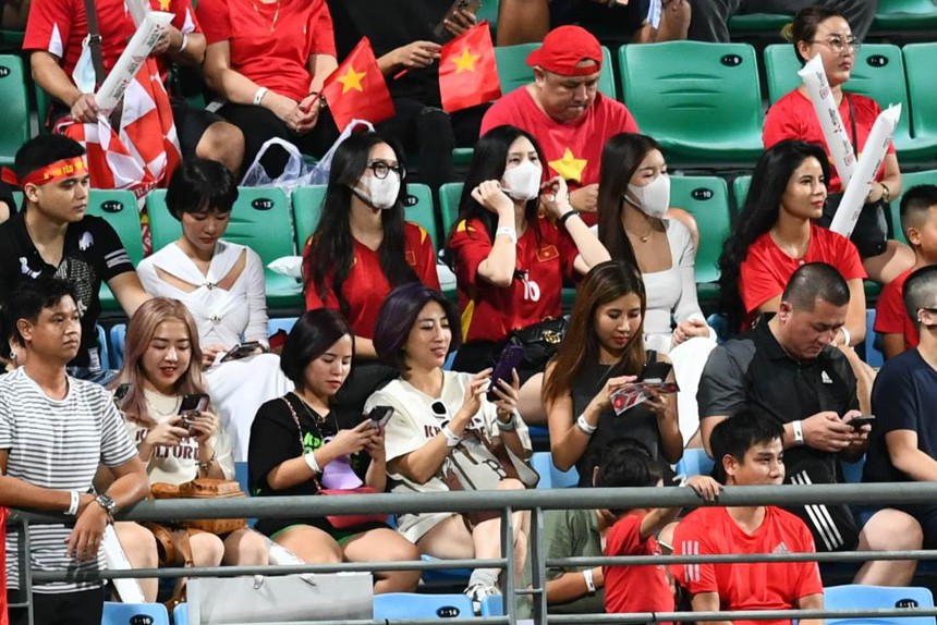 Văn Thanh bị cầu thủ Singapore chơi xấu nhưng trọng tài không thổi phạt - Ảnh 9.