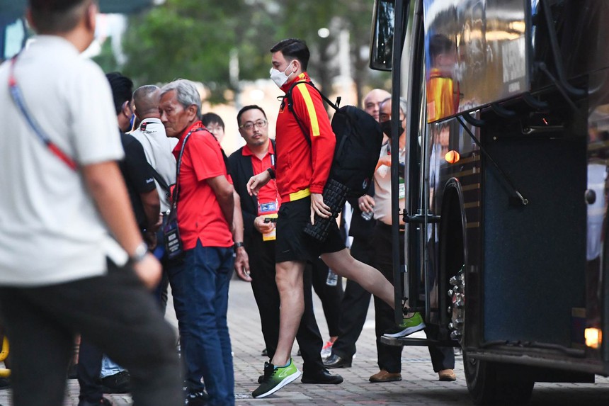 Nhận án treo giò, Văn Toàn lặng lẽ trên khán đài cổ vũ tuyển Việt Nam - Ảnh 2.