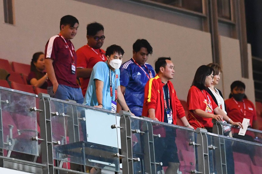 Nhận án treo giò, Văn Toàn lặng lẽ trên khán đài cổ vũ tuyển Việt Nam - Ảnh 1.