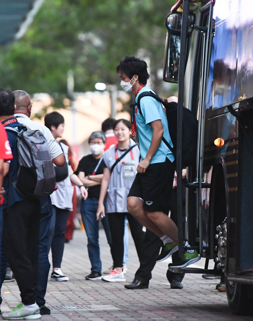 Nhận án treo giò, Văn Toàn lặng lẽ trên khán đài cổ vũ tuyển Việt Nam - Ảnh 3.