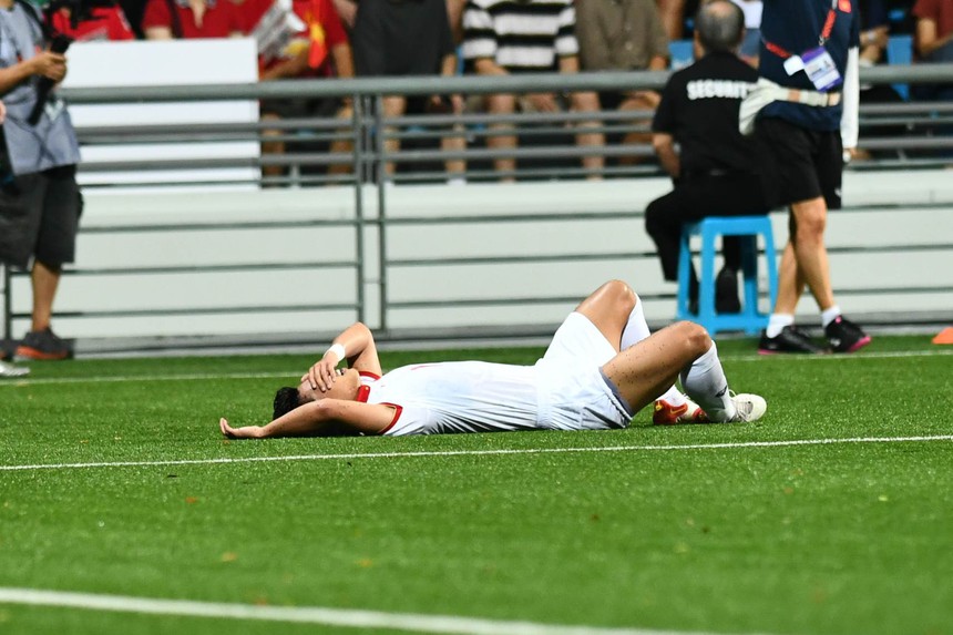 Văn Thanh bị cầu thủ Singapore chơi xấu nhưng trọng tài không thổi phạt - Ảnh 2.