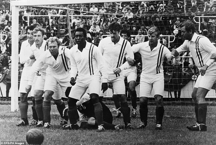 Cuộc đời ngoài sân cỏ đầy màu sắc của Pele - Ảnh 9.