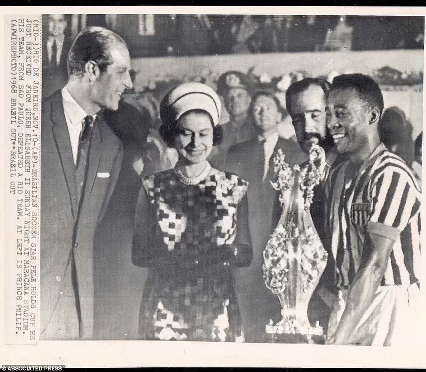 Cuộc đời ngoài sân cỏ đầy màu sắc của Pele - Ảnh 11.