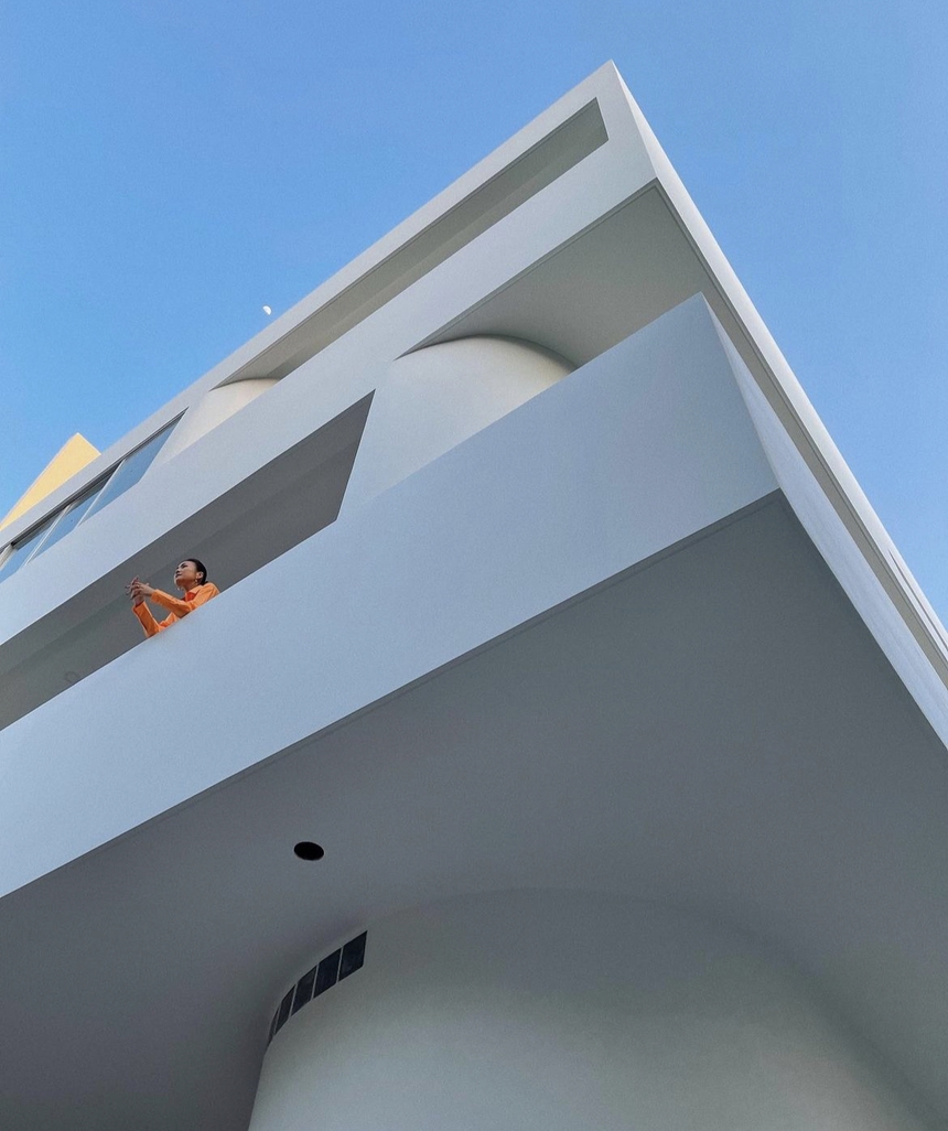 Bên trong ngôi biệt thự mới của Thanh Hằng: Không gian rộng rãi, phòng khách siêu hoành tráng - Ảnh 2. Bên trong ngôi biệt thự mới của Thanh Hằng: Không gian rộng rãi, phòng khách siêu hoành tráng - Ảnh 2.