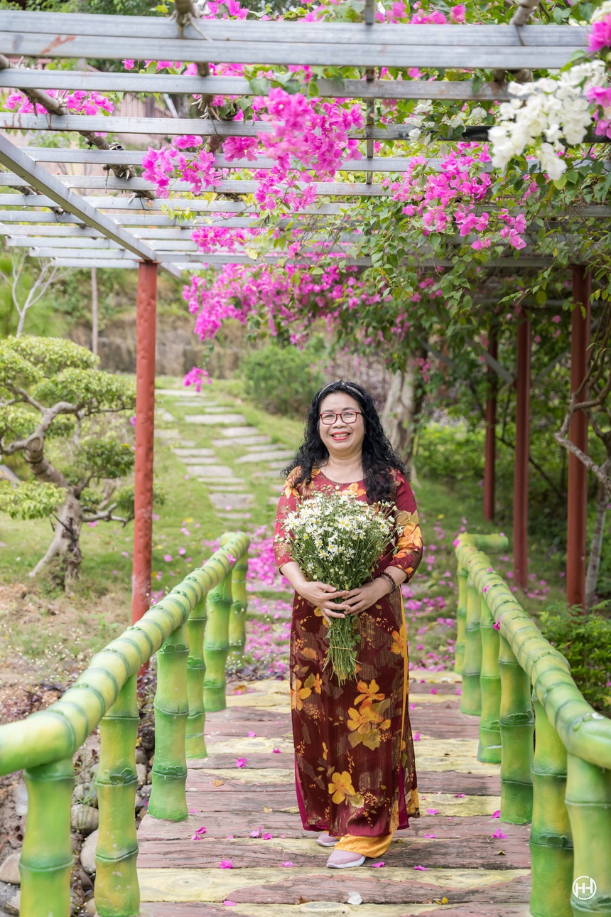 'Về miền phong hương đỏ' của Lê Thị Bích Hồng: 17 khoảnh khắc mùa Xuân... - Ảnh 1.