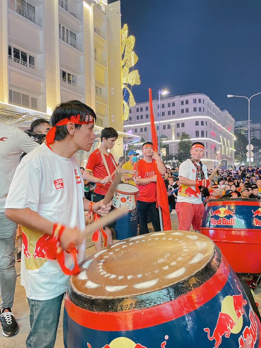 Người Sài Gòn đổ về Phố đi bộ Nguyễn Huệ cổ vũ đội tuyển Việt Nam - Ảnh 4.