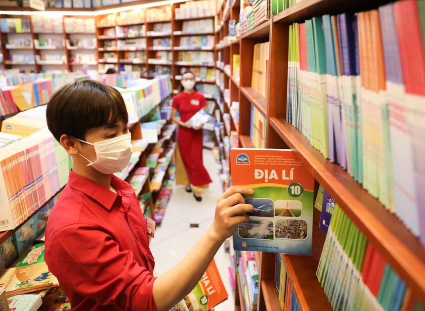 Nhiều sai phạm liên quan công tác biên soạn, in ấn và tăng giá sách giáo khoa - Ảnh 1.