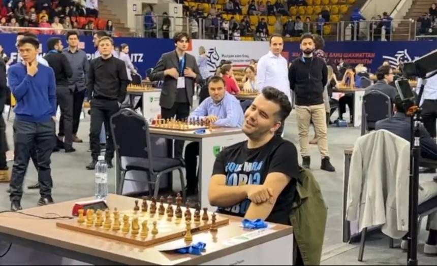 Mặc trang phục lấy cảm hứng từ Messi, đại kiện tướng lập tức bị mời đi thay đồ - Ảnh 2.