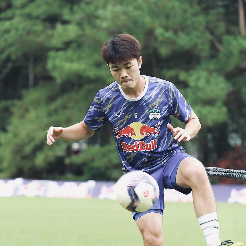 HLV CLB Khánh Hoà khẳng định không ký hợp đồng với tiền vệ Lương Xuân Trường - Ảnh 1.