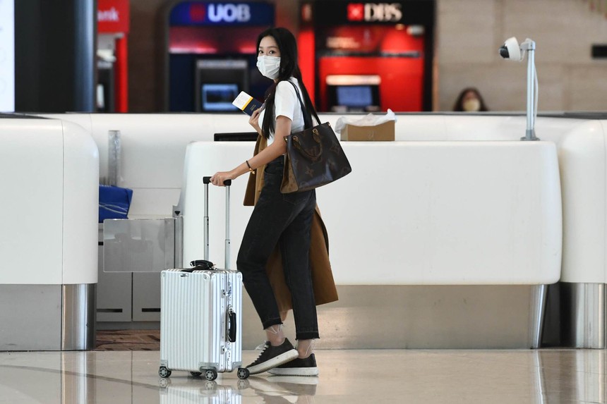 Tuyển Việt Nam rời Singapore về nước: Văn Hậu hẹn hò cùng Hải My ở sân bay - Ảnh 5.