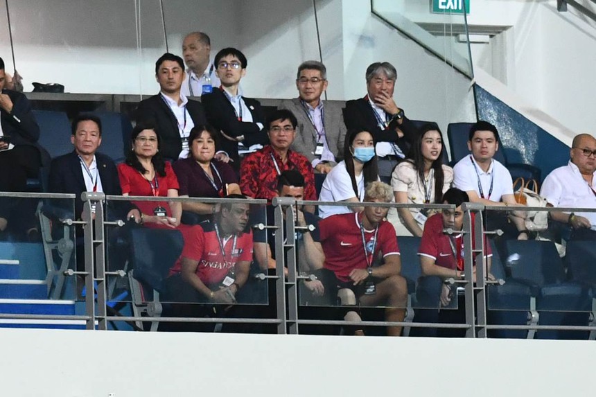 Hoa hậu Đỗ Mỹ Linh cùng dàn WAGs Việt khoe sắc trên khán đài Singapore cổ vũ ĐT Việt Nam - Ảnh 1.