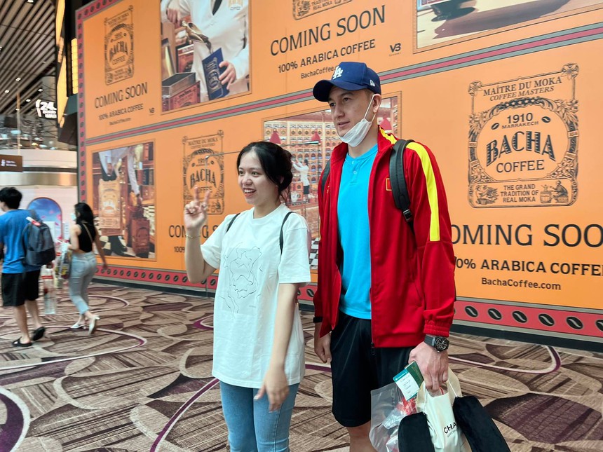 Tuyển Việt Nam rời Singapore về nước: Văn Hậu hẹn hò cùng Hải My ở sân bay - Ảnh 6.