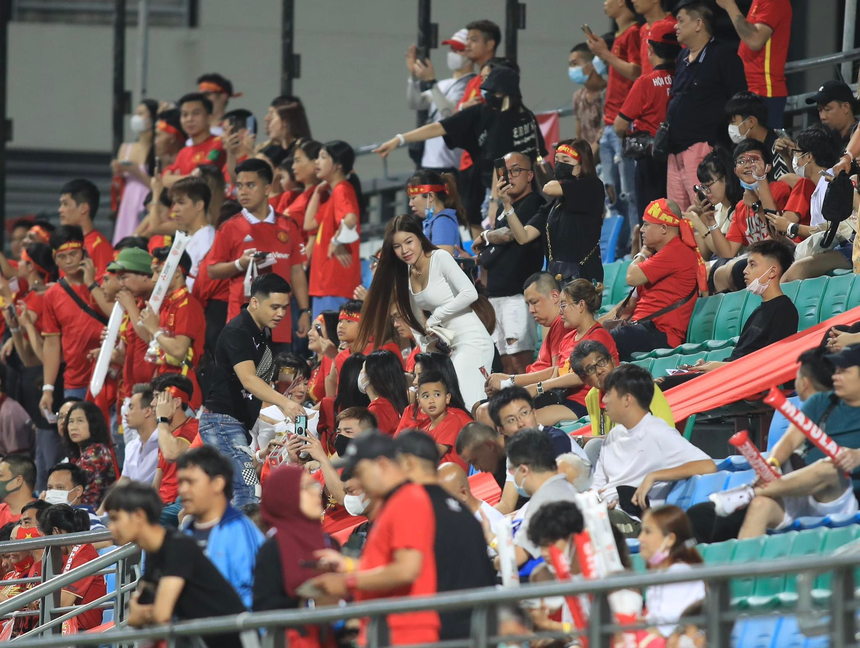 Hoa hậu Đỗ Mỹ Linh cùng dàn WAGs Việt khoe sắc trên khán đài Singapore cổ vũ ĐT Việt Nam - Ảnh 4.