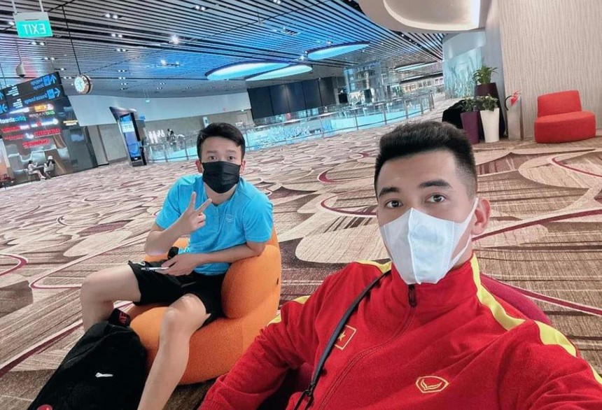 Tuyển Việt Nam rời Singapore về nước: Văn Hậu hẹn hò cùng Hải My ở sân bay - Ảnh 8.