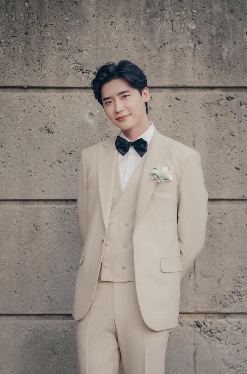 Lee Jong Suk và IU có cách tiêu tiền giống nhau đến lạ: "Tay chơi" trong làng BĐS, đều là người thích cho đi - Ảnh 9. Lee Jong Suk và IU có cách tiêu tiền giống nhau đến lạ: "Tay chơi" trong làng BĐS, đều là người thích cho đi - Ảnh 9.