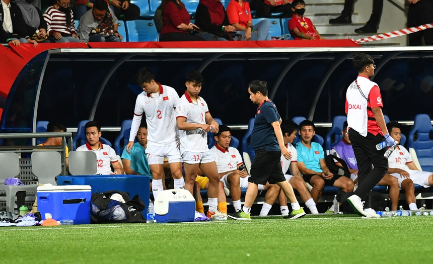 Hoa hậu Đỗ Mỹ Linh cùng dàn WAGs Việt khoe sắc trên khán đài Singapore cổ vũ ĐT Việt Nam - Ảnh 7.