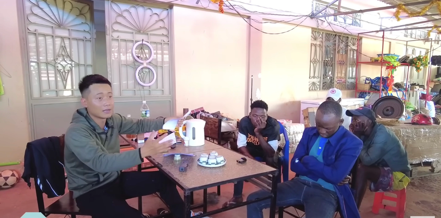 Quang Linh Vlog liên tiếp gặp sự cố cuối năm, lần này lại thất vọng vì 4 thành viên team châu Phi - Ảnh 1.