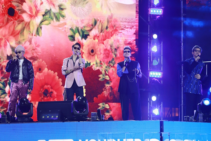 Mỹ Tâm khoe eo thon, biểu diễn cực "cháy" trước hàng nghìn khán giả trong đêm giao thừa - Ảnh 10. Mỹ Tâm khoe eo thon, biểu diễn cực "cháy" trước hàng nghìn khán giả trong đêm giao thừa - Ảnh 10.