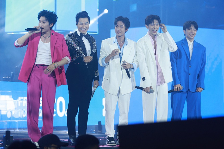 Mỹ Tâm khoe eo thon, biểu diễn cực "cháy" trước hàng nghìn khán giả trong đêm giao thừa - Ảnh 11. Mỹ Tâm khoe eo thon, biểu diễn cực "cháy" trước hàng nghìn khán giả trong đêm giao thừa - Ảnh 11.