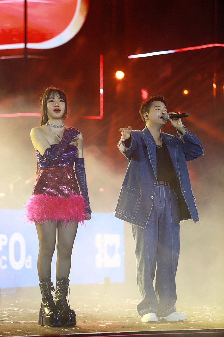 Mỹ Tâm khoe eo thon, biểu diễn cực "cháy" trước hàng nghìn khán giả trong đêm giao thừa - Ảnh 15. Mỹ Tâm khoe eo thon, biểu diễn cực "cháy" trước hàng nghìn khán giả trong đêm giao thừa - Ảnh 15.