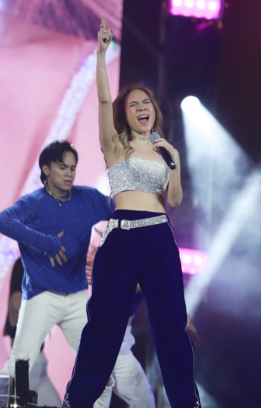 Mỹ Tâm khoe eo thon, biểu diễn cực "cháy" trước hàng nghìn khán giả trong đêm giao thừa - Ảnh 4. Mỹ Tâm khoe eo thon, biểu diễn cực "cháy" trước hàng nghìn khán giả trong đêm giao thừa - Ảnh 4.