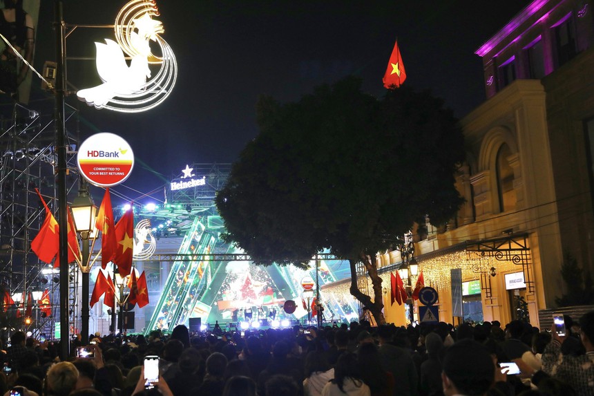 Hình ảnh Hà Nội náo nức chờ đón Năm mới 2023 - Ảnh 1.