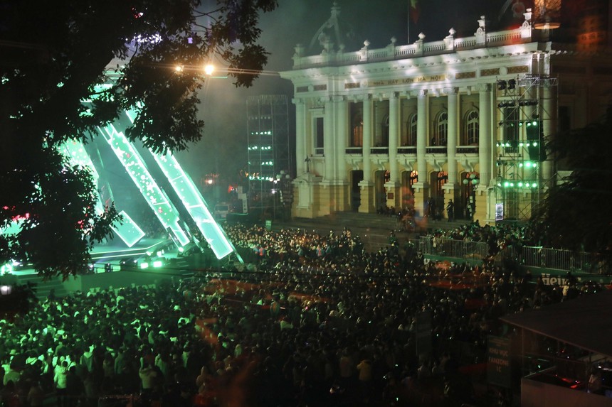 Hình ảnh Hà Nội náo nức chờ đón Năm mới 2023 - Ảnh 7.