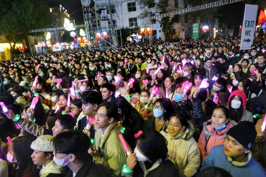 Hình ảnh Hà Nội náo nức chờ đón Năm mới 2023 - Ảnh 3.