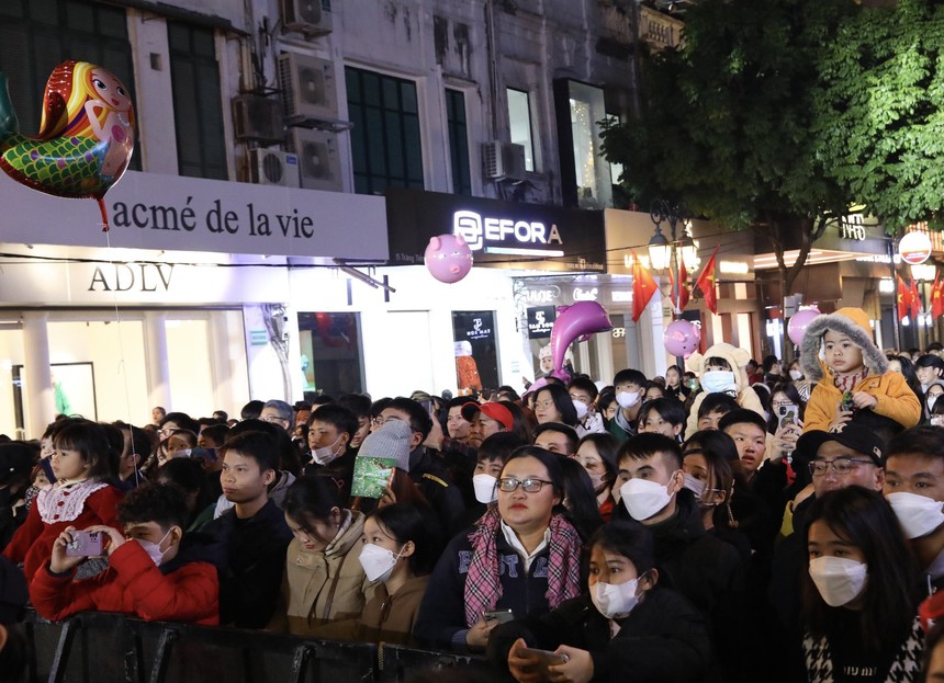 Hình ảnh Hà Nội náo nức chờ đón Năm mới 2023 - Ảnh 2.