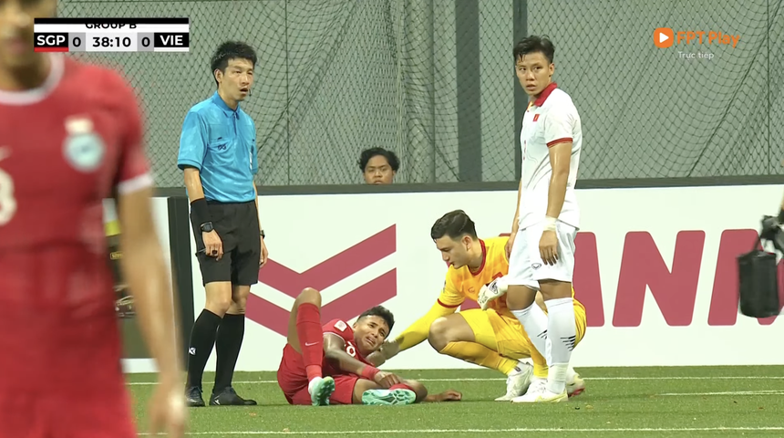 Hoa hậu Đỗ Mỹ Linh cùng dàn WAGs Việt khoe sắc trên khán đài Singapore cổ vũ ĐT Việt Nam - Ảnh 5.