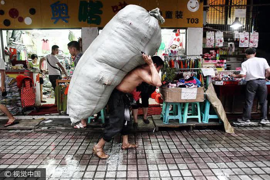 Cuộc sống hiện tại của em bé 3 tuổi từng theo cha làm nghề bốc vác: Giờ đã lớn phổng phao và luôn tự hào về công việc của bố! - Ảnh 2. Cuộc sống hiện tại của em bé 3 tuổi từng theo cha làm nghề bốc vác: Giờ đã lớn phổng phao và luôn tự hào về công việc của bố! - Ảnh 2.