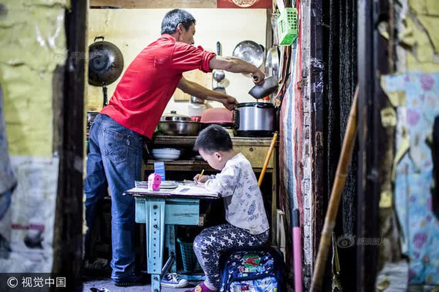 Cuộc sống hiện tại của em bé 3 tuổi từng theo cha làm nghề bốc vác: Giờ đã lớn phổng phao và luôn tự hào về công việc của bố! - Ảnh 1. Cuộc sống hiện tại của em bé 3 tuổi từng theo cha làm nghề bốc vác: Giờ đã lớn phổng phao và luôn tự hào về công việc của bố! - Ảnh 1.