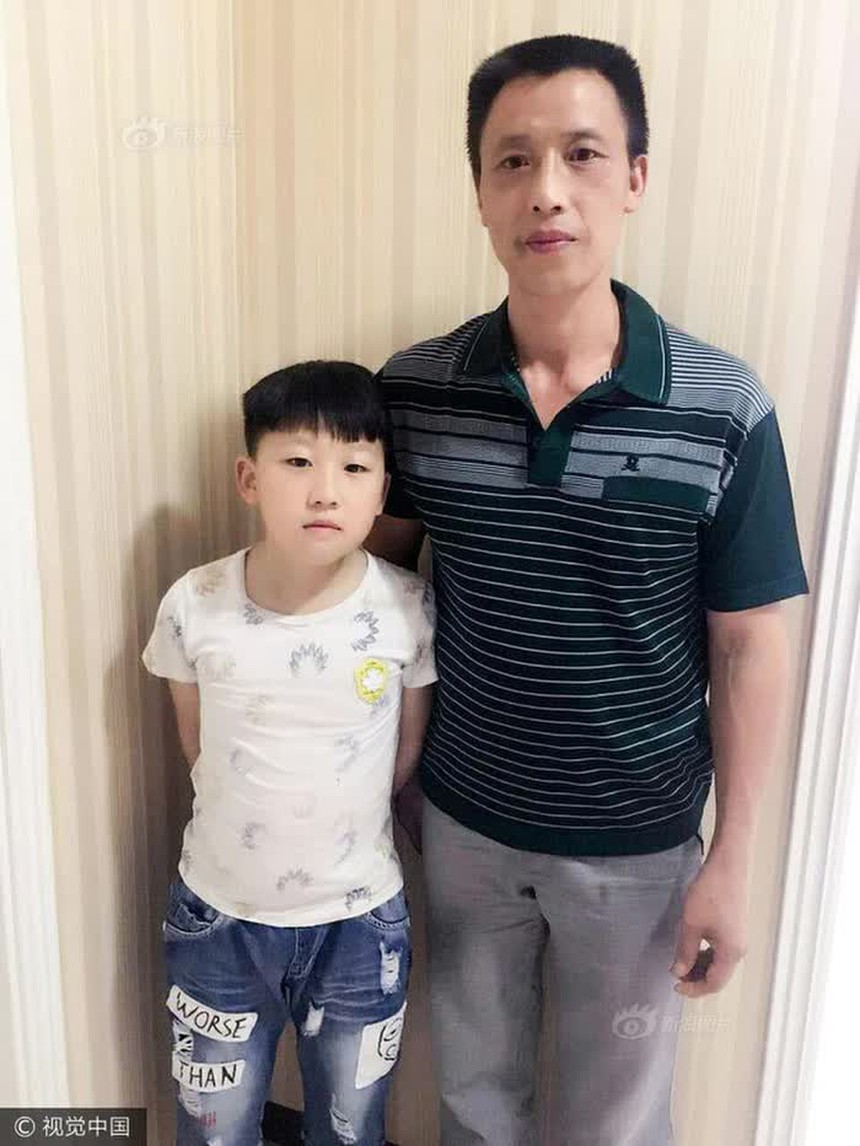 Cuộc sống hiện tại của em bé 3 tuổi từng theo cha làm nghề bốc vác: Giờ đã lớn phổng phao và luôn tự hào về công việc của bố! - Ảnh 4. Cuộc sống hiện tại của em bé 3 tuổi từng theo cha làm nghề bốc vác: Giờ đã lớn phổng phao và luôn tự hào về công việc của bố! - Ảnh 4.