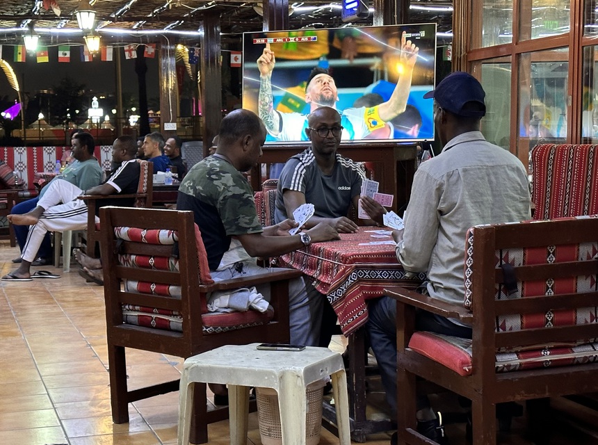 Ký sự World Cup: Và họ vẫn chơi bài khi Messi ghi bàn! - Ảnh 1. Ký sự World Cup: Và họ vẫn chơi bài khi Messi ghi bàn! - Ảnh 1.