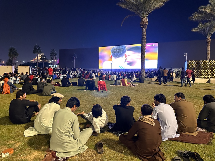 Ký sự World Cup: Và họ vẫn chơi bài khi Messi ghi bàn! - Ảnh 2. Ký sự World Cup: Và họ vẫn chơi bài khi Messi ghi bàn! - Ảnh 2.