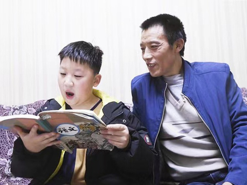 Cuộc sống hiện tại của em bé 3 tuổi từng theo cha làm nghề bốc vác: Giờ đã lớn phổng phao và luôn tự hào về công việc của bố! - Ảnh 6. Cuộc sống hiện tại của em bé 3 tuổi từng theo cha làm nghề bốc vác: Giờ đã lớn phổng phao và luôn tự hào về công việc của bố! - Ảnh 6.